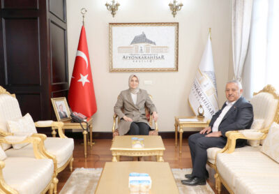 Vali Kübra Güran Yiğitbaşı, Belediye Başkanı Mehmet Zeybek’i makamında kabul
