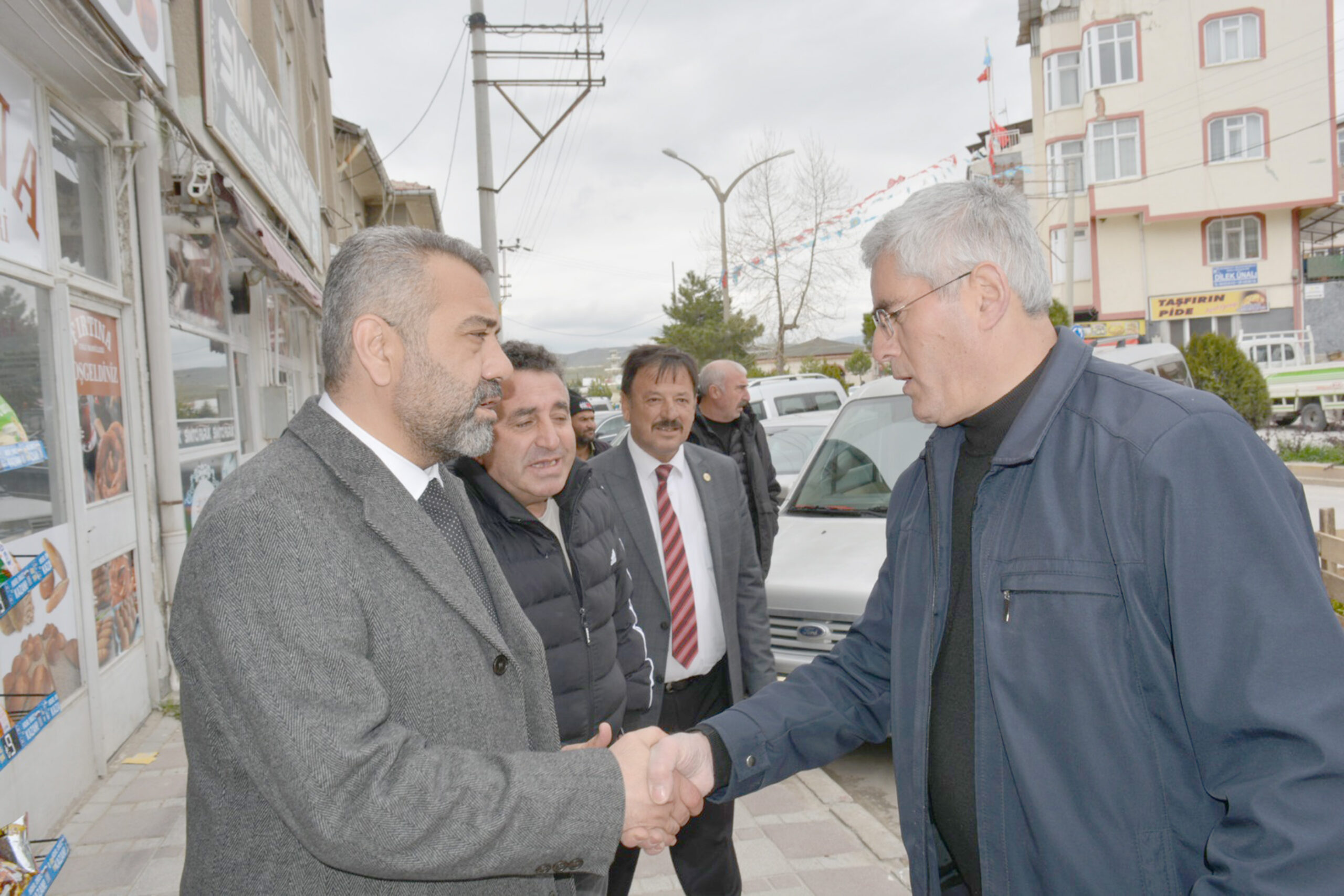 İscehisar ilçesinde esnaflarla ve vatandaşlarla buluşan MHP Afyonkarahisar Milletvekili adayı