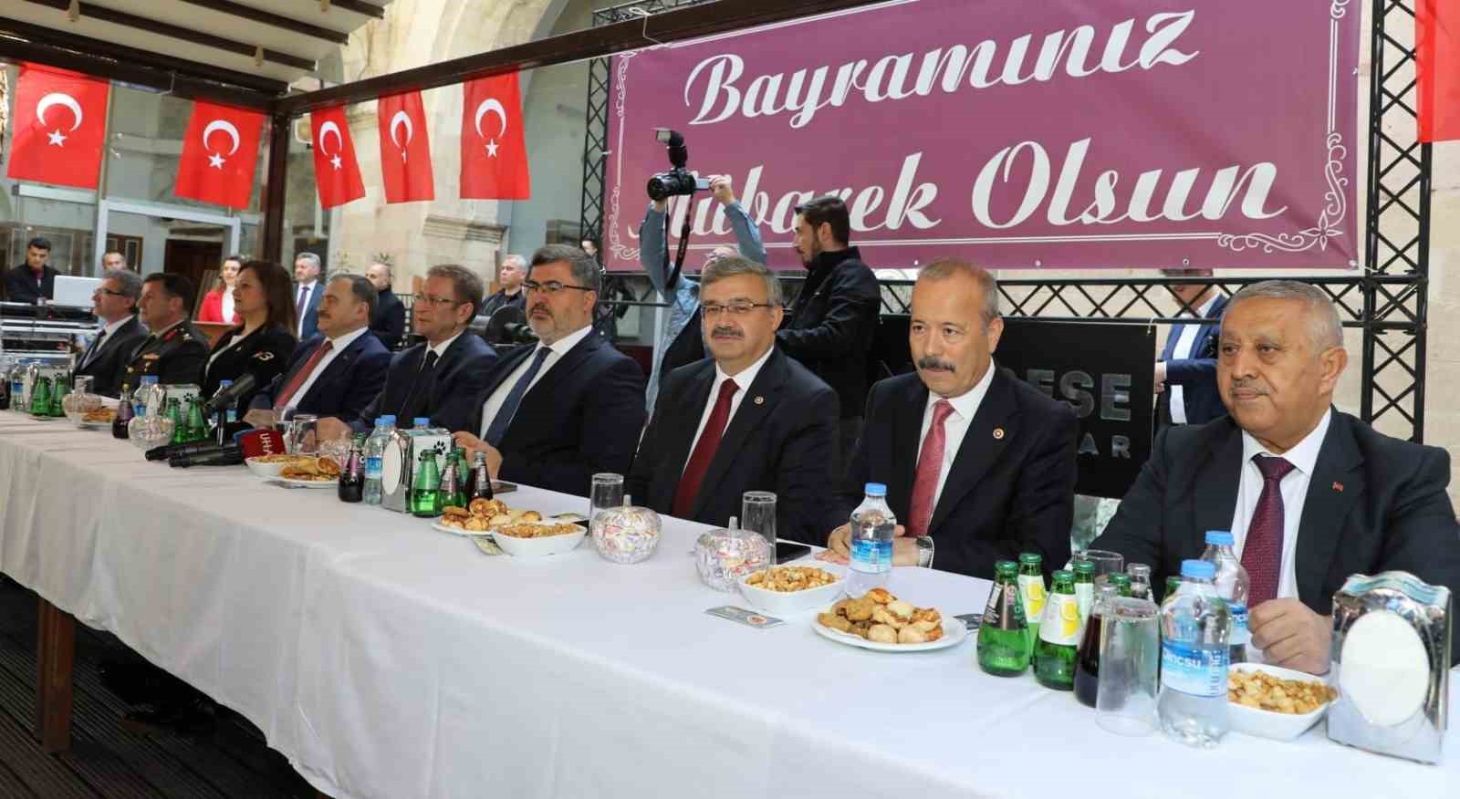 AFYONKARAHİSAR VALİLİĞİ TARAFINDAN RAMAZAN BAYRAMI DOLAYISIYLA BAYRAMLAŞMA TÖRENİ DÜZENLENDİ.