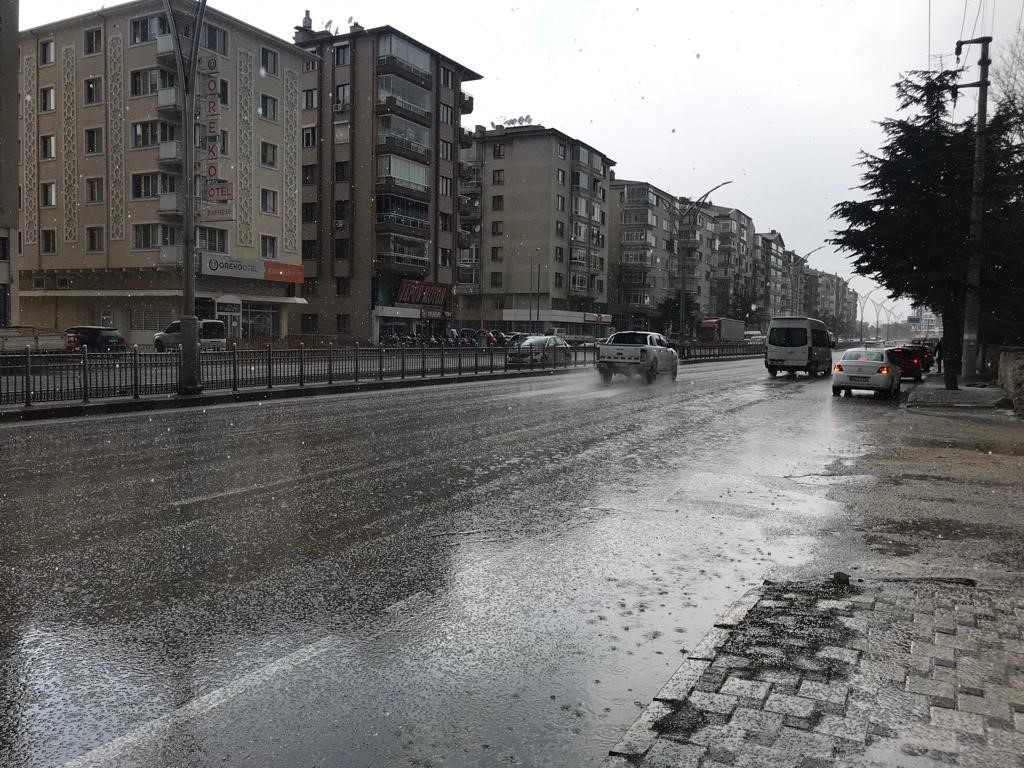 AFYONKARAHİSAR’DA ANİDEN BASTIRAN DOLU YAĞIŞI HAYATI OLUMSUZ ETKİLEDİ.