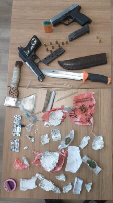 AFYONKARAHİSAR (AA) – Afyonkarahisar'da araçlarında uyuşturucu madde bulunan 2 kişi