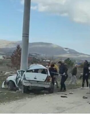 AFYONKARAHİSAR (AA) – Afyonkarahisar'ın Bayat ilçesinde otomobilin beton elektrik direğine