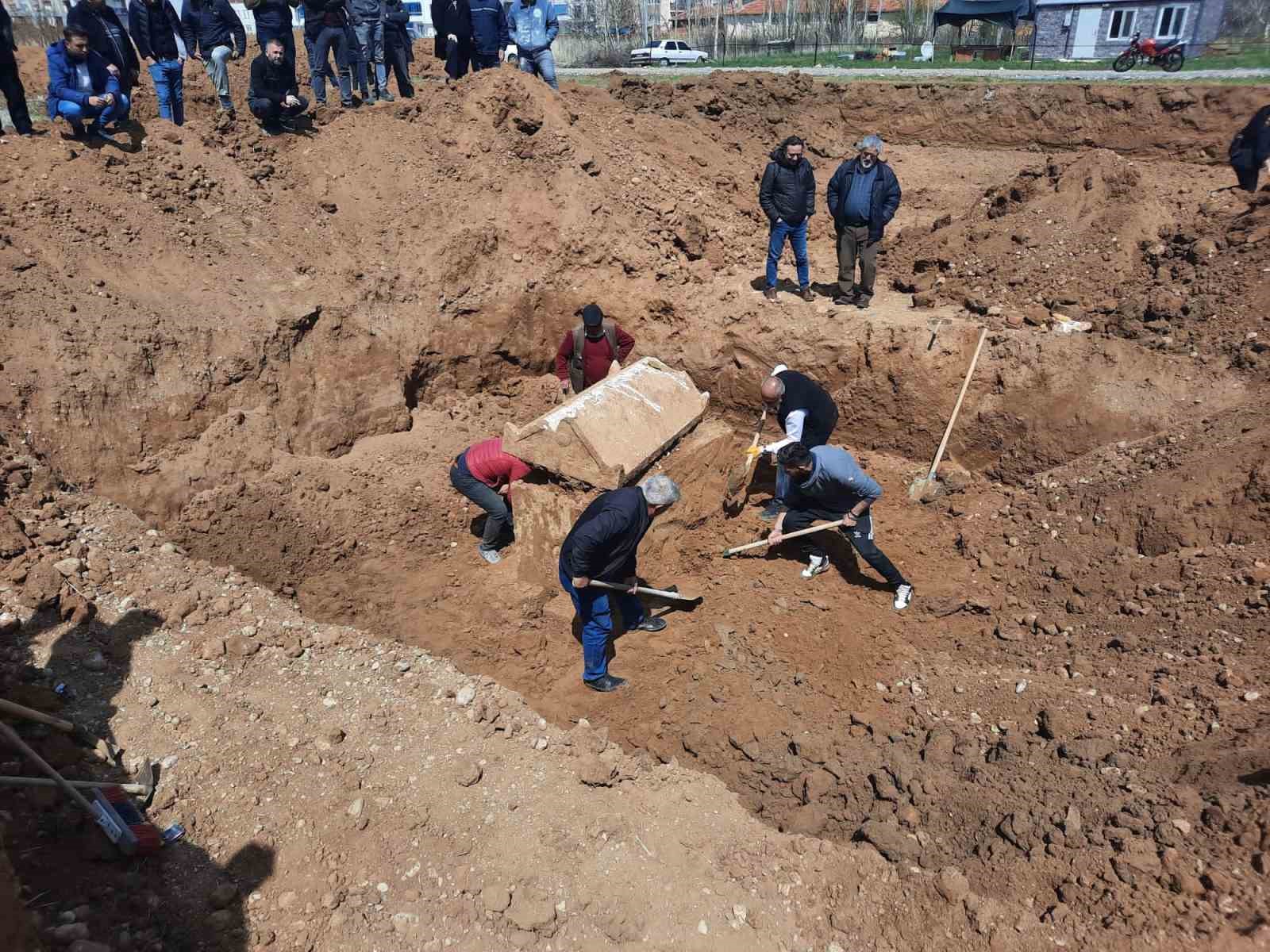 AFYONKARAHİSAR’IN DİNAR İLÇESİNDE BULUNAN ROMA DÖNEMİNE AİT ‘LAHİT’ OLAYIYLA İLGİLİ