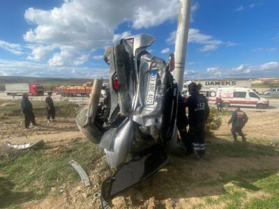 AFYONKARAHİSAR (AA) – Afyonkarahisar'ın Sinanpaşa ilçesinde elektrik direğine çarpan otomobildeki