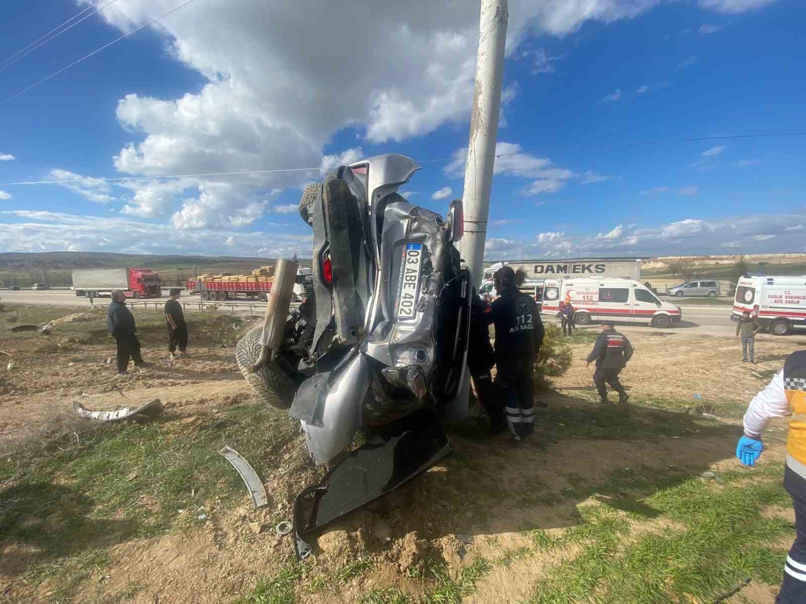 AFYONKARAHİSAR'DA ELEKTRİK DİREĞİNE ÇARPAN OTOMOBİLDEKİ 1 KİŞİ HAYATINI KAYBEDERKEN, BİRİ