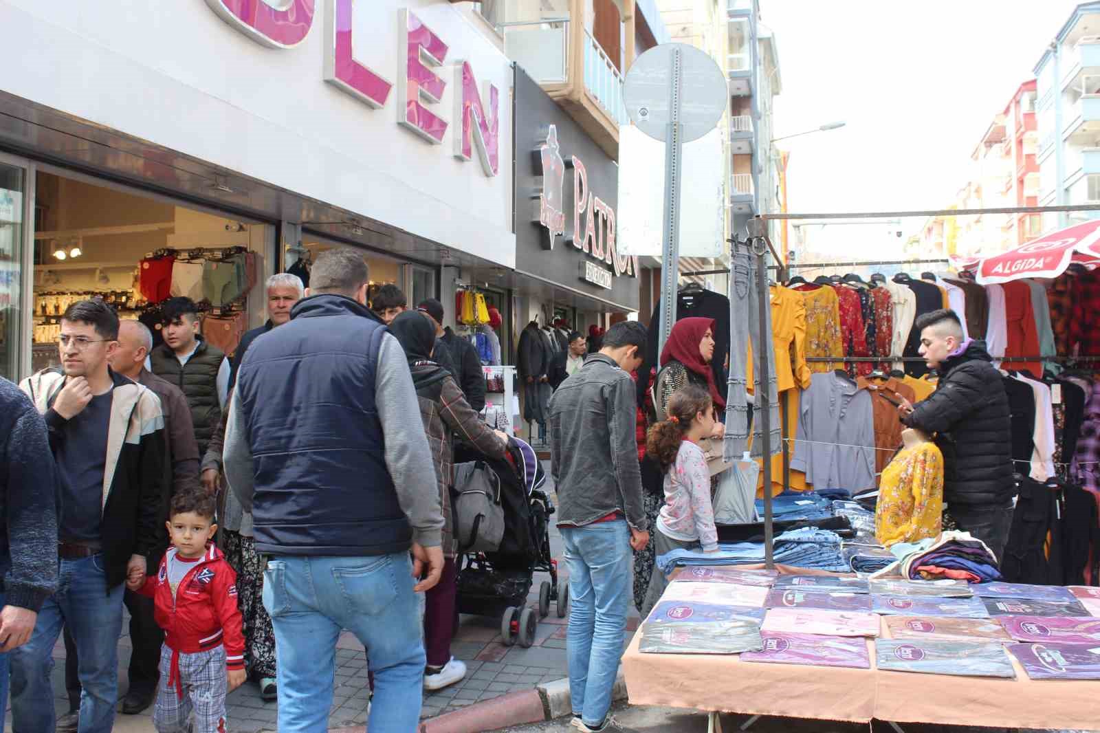 AFYONKARAHİSAR’DA KURULAN BAYRAM PAZARINDA ALIŞVERİŞ YOĞUNLUĞU YAŞANIRKEN, SATIŞLAR İSE BU