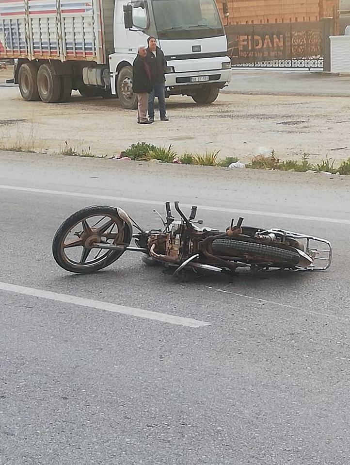 AFYONKARAHİSAR (AA) – Afyonkarahisar'ın Bolvadin ilçesinde otomobilin motosiklete çarpması sonucu