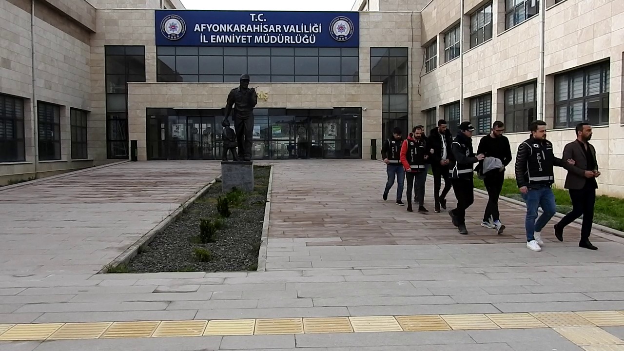 AFYONKARAHİSAR (AA) – Afyonkarahisar'da suç örgütüne yönelik operasyonda yakalanan 4