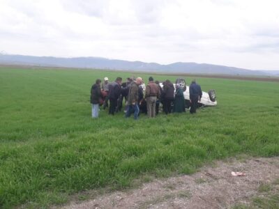 AFYONKARAHİSAR (AA) – Afyonkarahisar'ın Sadıklı ilçesinde tarım arazisine devrilen otomobildeki