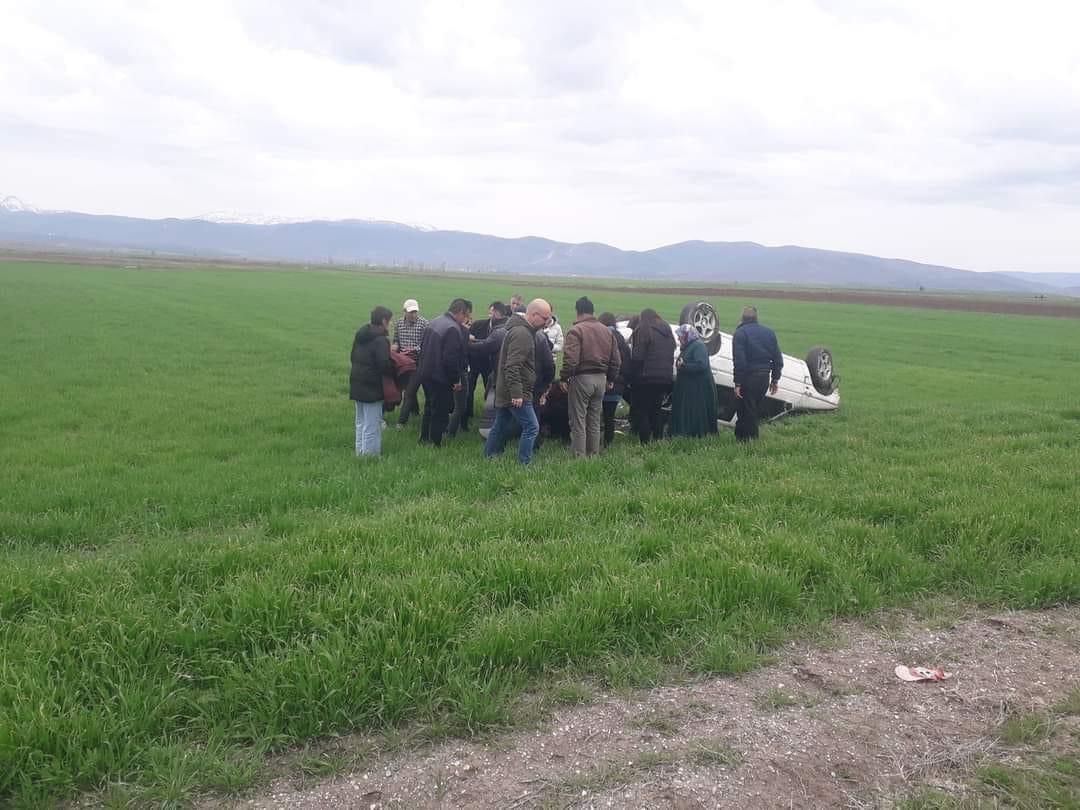 AFYONKARAHİSAR (AA) – Afyonkarahisar'ın Sadıklı ilçesinde tarım arazisine devrilen otomobildeki