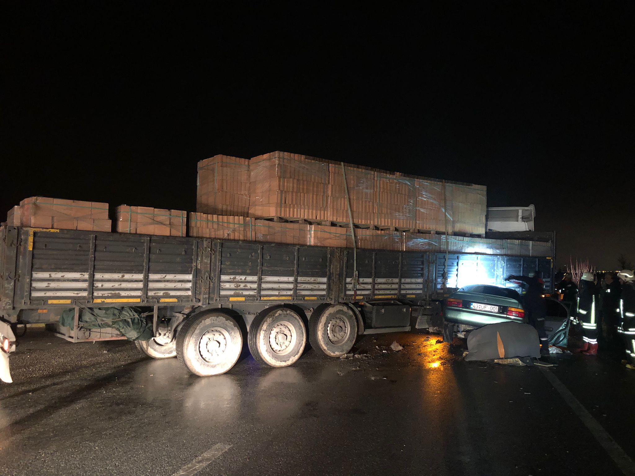 AFYONKARAHİSAR (AA) – Afyonkarahisar'da tıra çarpan otomobildeki 2 kişi yaralandı.