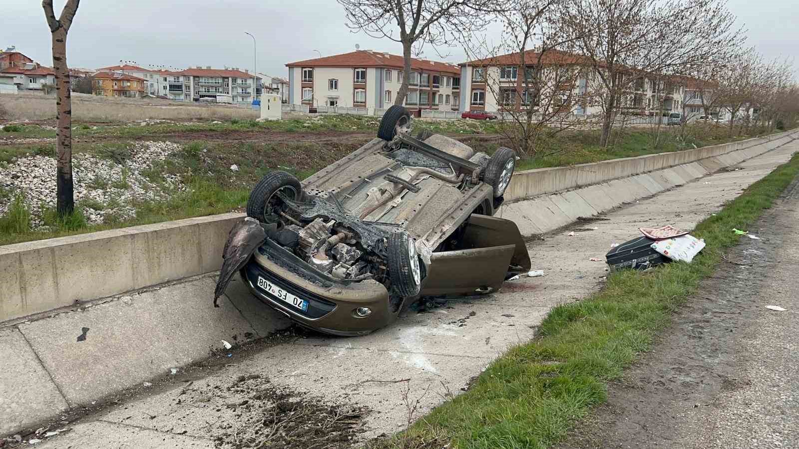 AFYONKARAHİSAR'DA KONTROLDEN ÇIKARAK KARŞI ŞERİDE UÇUP ARDINDAN REFÜJE GİRİP TAKLA