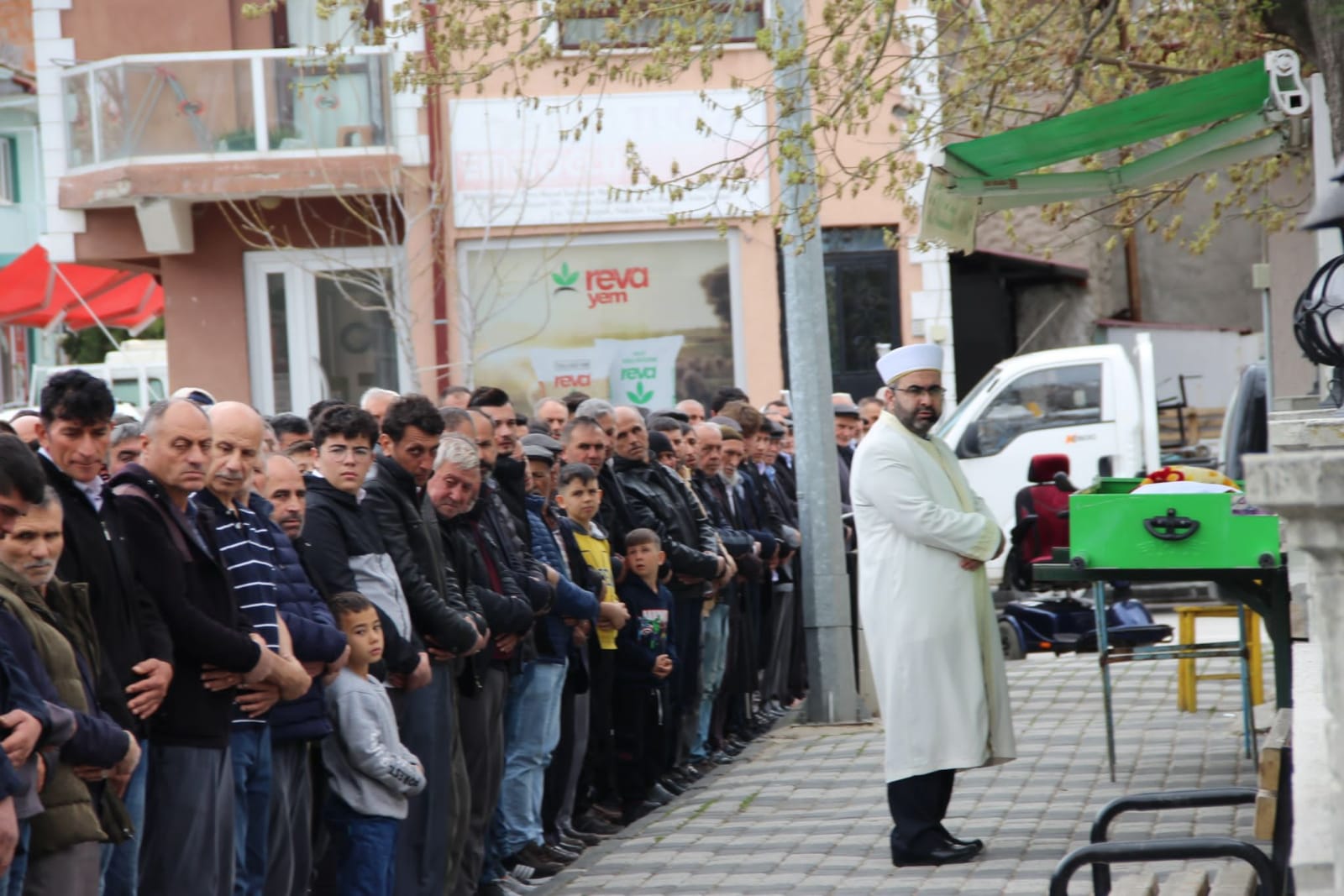 AFYONKARAHİSAR (AA) – Afyonkarahisar'ın Bayat ilçesinde otomobilin beton elektrik direğine