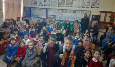 AFYONKARAHİSAR (AA) – Hocalar ilçesinde ilkokulda gölge oyunu gösterisi yapıldı.