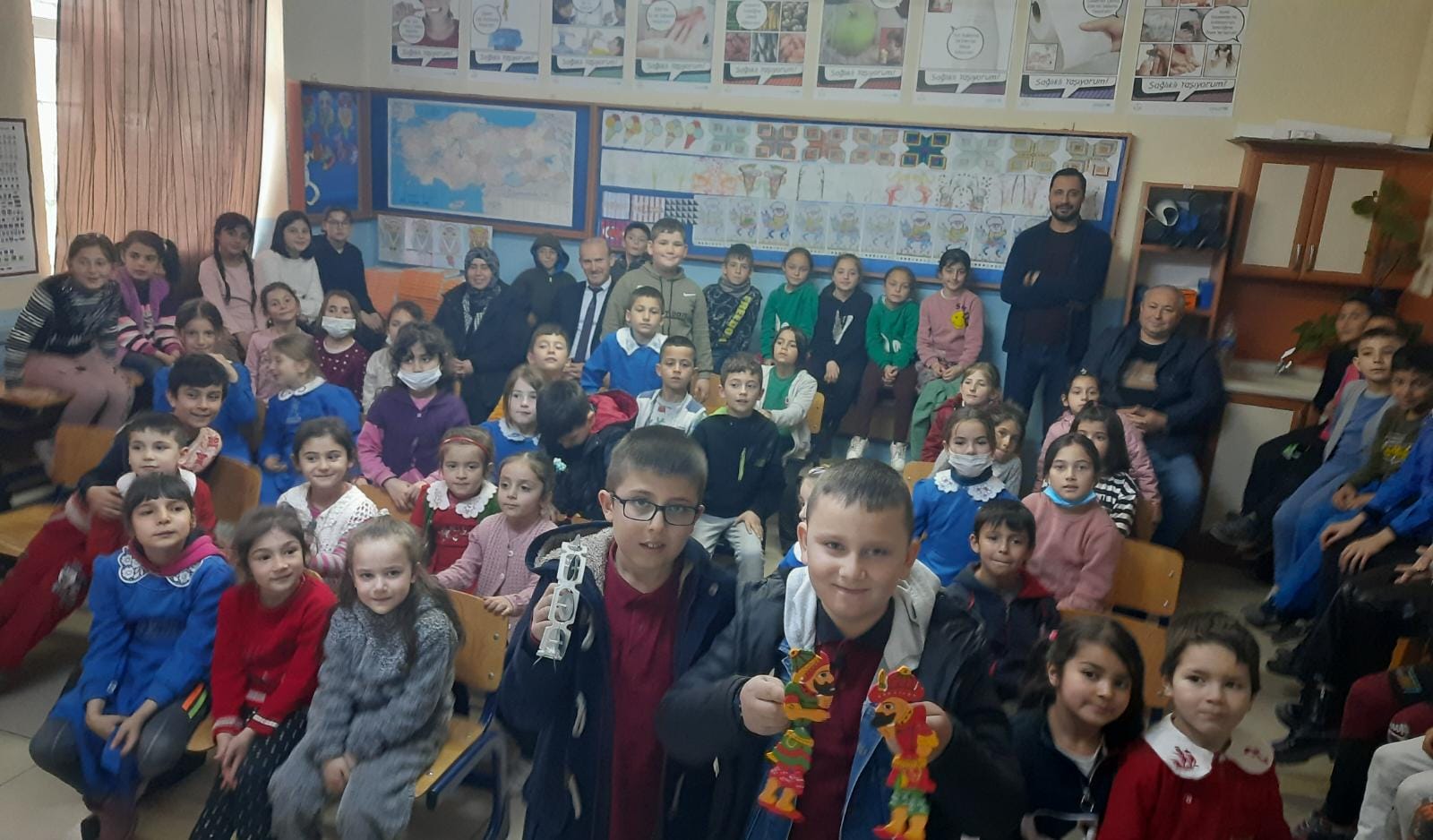 AFYONKARAHİSAR (AA) – Hocalar ilçesinde ilkokulda gölge oyunu gösterisi yapıldı.