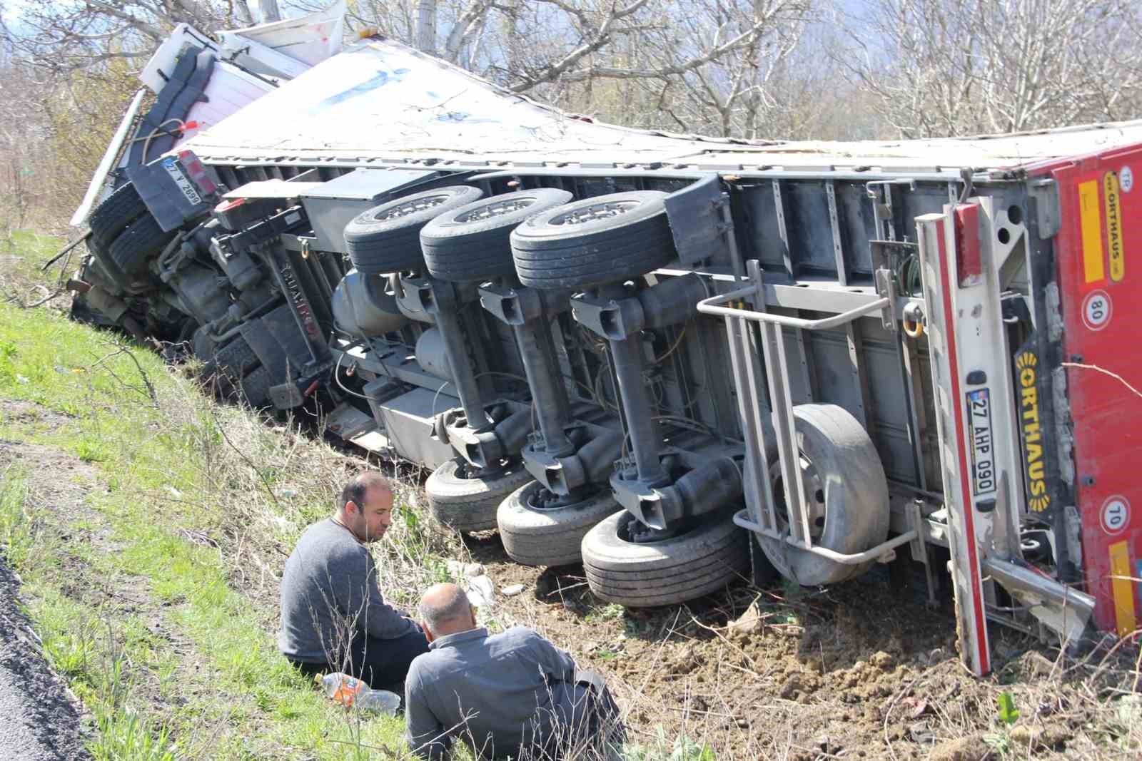 AFYONKARAHİSAR’DA KONTROLDEN ÇIKAN TIR ŞARAMPOLE GİRİP YOL KENARINDAKİ AĞAÇLARA ÇARPARAK