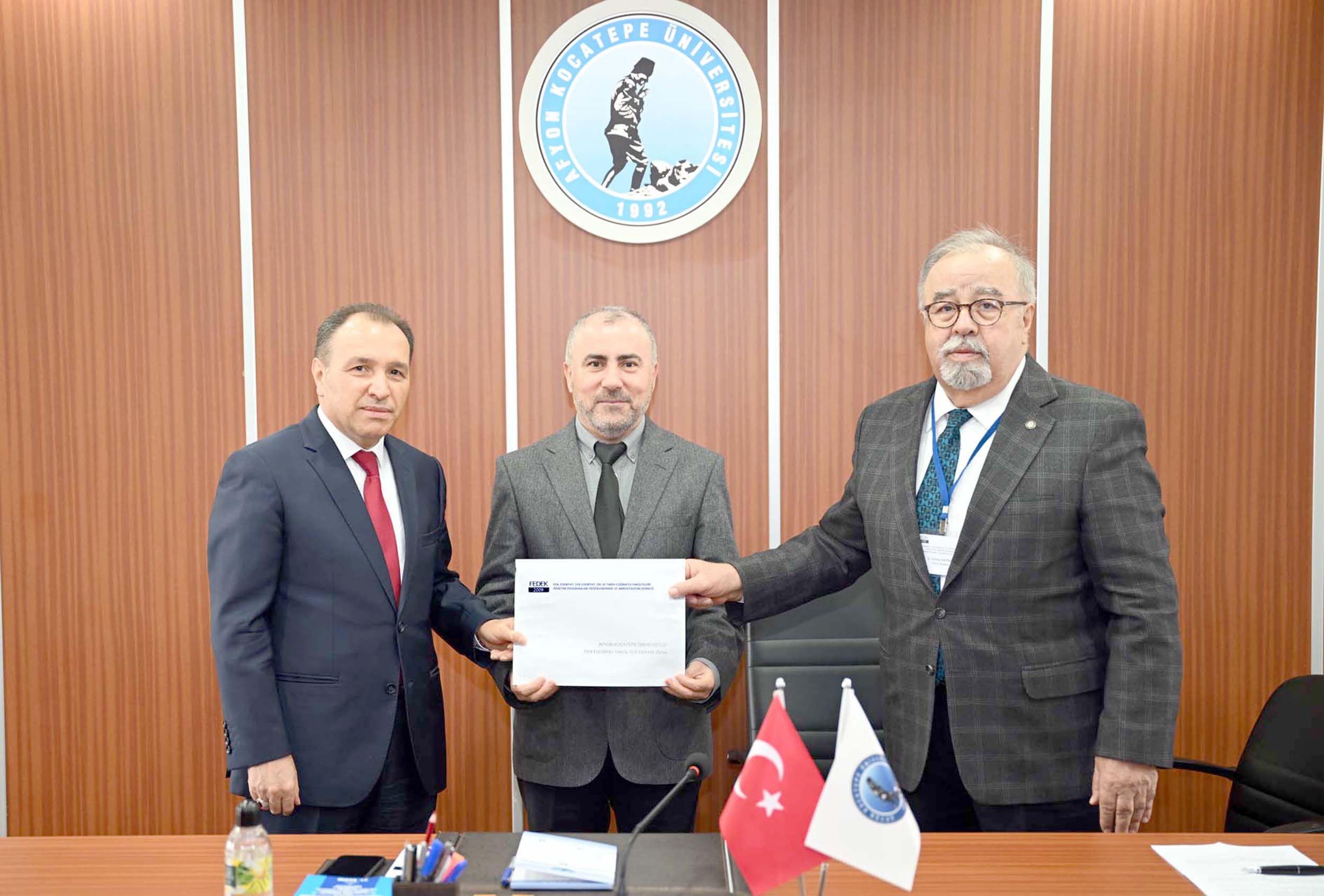 AKÜ Kimya bölümünün akreditasyonuna ilişkin olarak düzenlenen bilgilendirme toplantısında konuşan