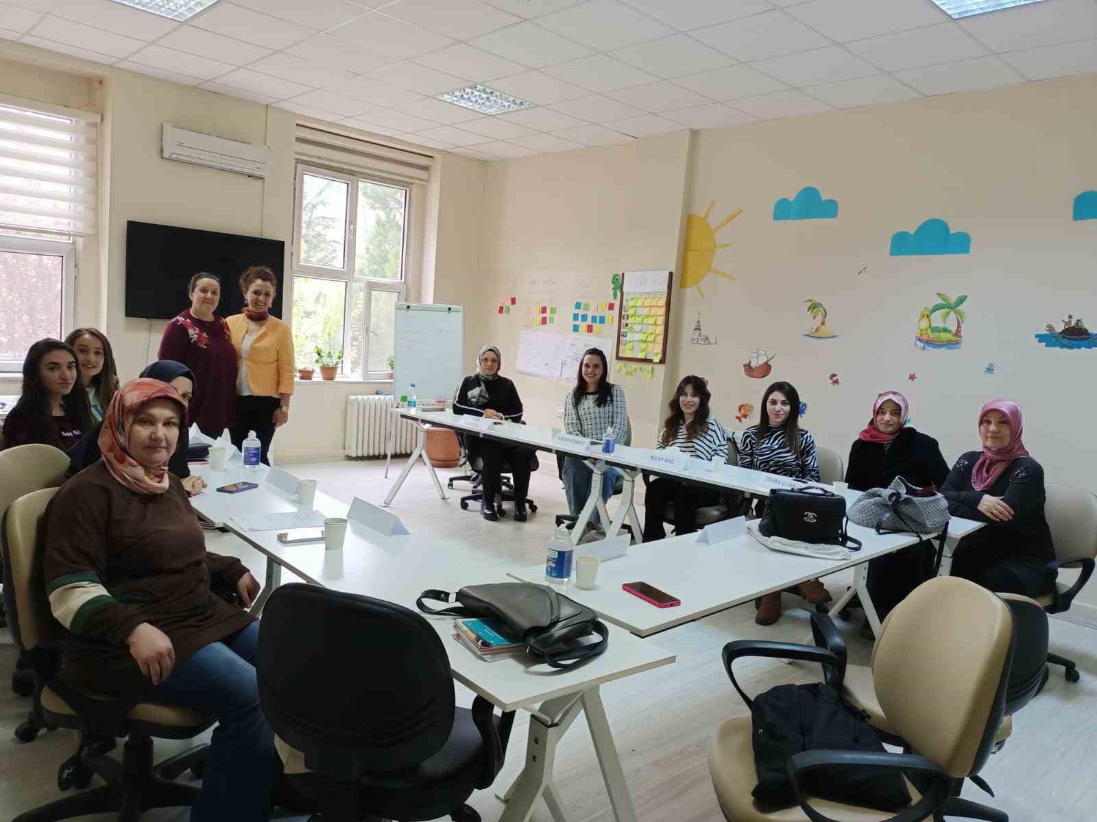 AFYONKARAHİSAR’DA GEBE OKULU, DOĞUMA HAZIRLIK VE DANIŞMANLIK MERKEZLERİ’NDE ANNE ADAYLARINA