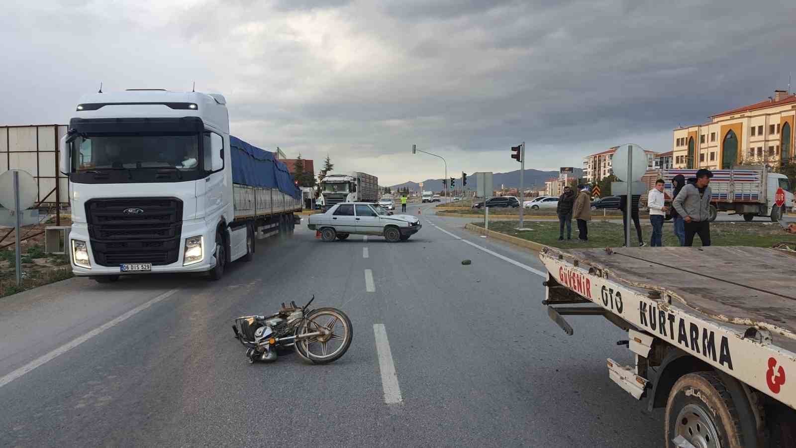 AFYONKARAHİSAR’DA OTOMOBİL İLE PLAKASIZ MOTOSİKLETİN ÇARPIŞTIĞI KAZADA BABA ÖLDÜ, OĞLU