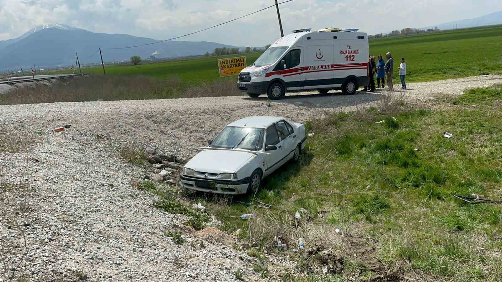 AFYONKARAHİSAR'DA BAYRAM ZİYARETİNE GİDEN AİLEYİ TAŞIYAN OTOMOBİLİN KONTROLDEN ÇIKARAK 