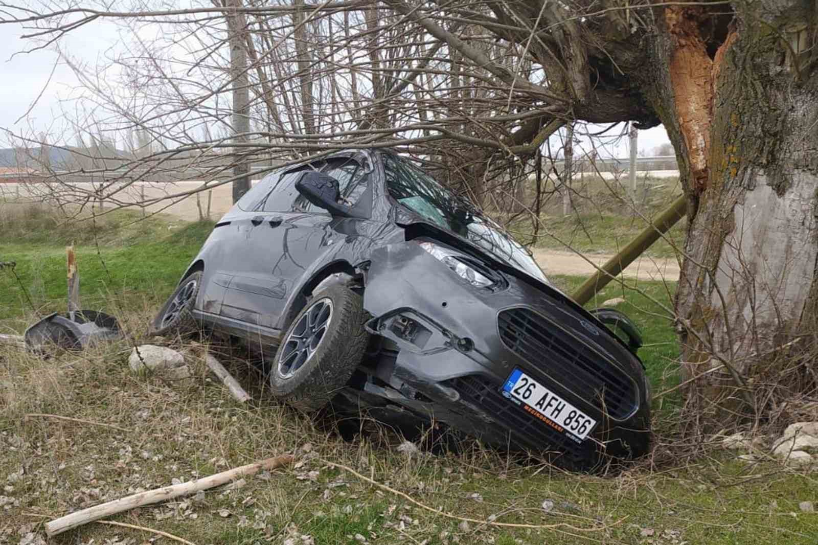 AFYONKARAHİSAR’DA KONTROLDEN ÇIKIP ÖNCE TARIM ARAZİSİNE GİREN ARDINDAN AĞACA ÇARPAN