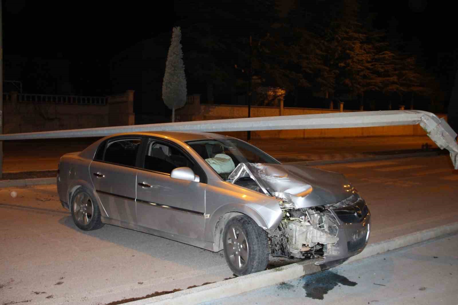 AFYONKARAHİSAR’DA KONTROLDEN ÇIKIP AYDINLATMA DİREĞİNE ÇARPAN OTOMOBİLİN ÜZERİNE ÇARPTIĞI DİREK