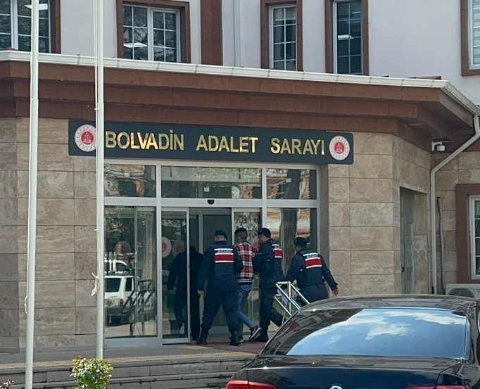 AFYONKARAHİSAR’DA CEZAEVİNDE FİRAR EDEN BİR ŞAHIS JANDARMA TARAFINDAN SEYAHAT ETTİĞİ
