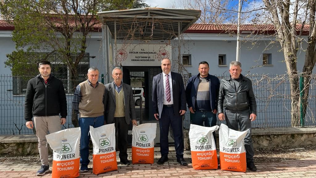 AFYONKARAHİSAR’IN EVCİLER VE SİNANPAŞA İLÇESİNDE ÇİFTÇİLERE HİBE DESTEKLİ YAĞLIK AYÇİÇEK