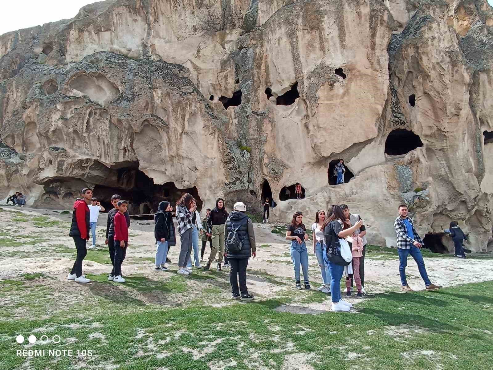 AFYONKARAHİSAR’DA ÖĞRENCİ YURTLARINDA MİSAFİR EDİLEN DEPREMZEDE AİLELERİN ÇOCUKLARLA BAYRAM HEDİYESİ