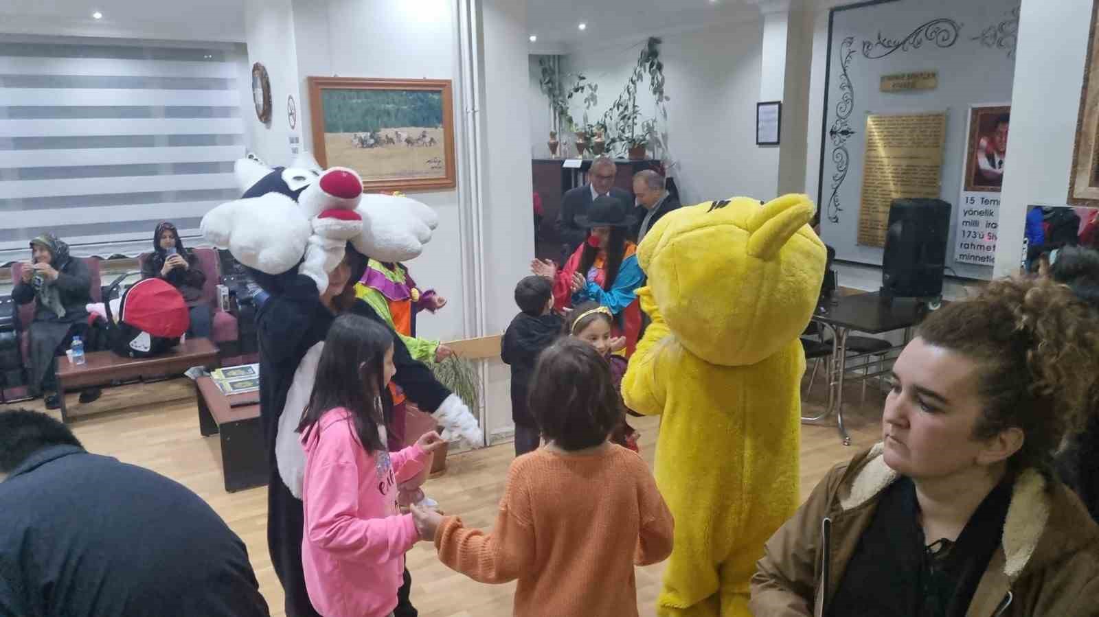 AFYONKARAHİSAR’IN SANDIKLI İLÇESİNDE DEPREMZEDE, ÖKSÜZ VE YETİM ÇOCUKLARA YÖNELİK İFTAR