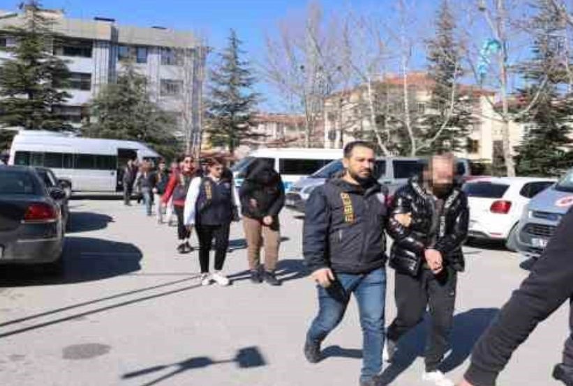 DEPREMZEDELERE YARDIM TOPLAMA BAHANESİYLE VURGUN YAPAN VE AFYONKARAHİSAR İL EMNİYET