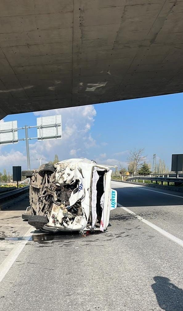 AFYONKARAHİSAR’DA KONTROLDEN ÇIKARAK YO KENARINDAKİ REFÜJE GİRİP YÖN TABELALARINI YIKTIKTAN