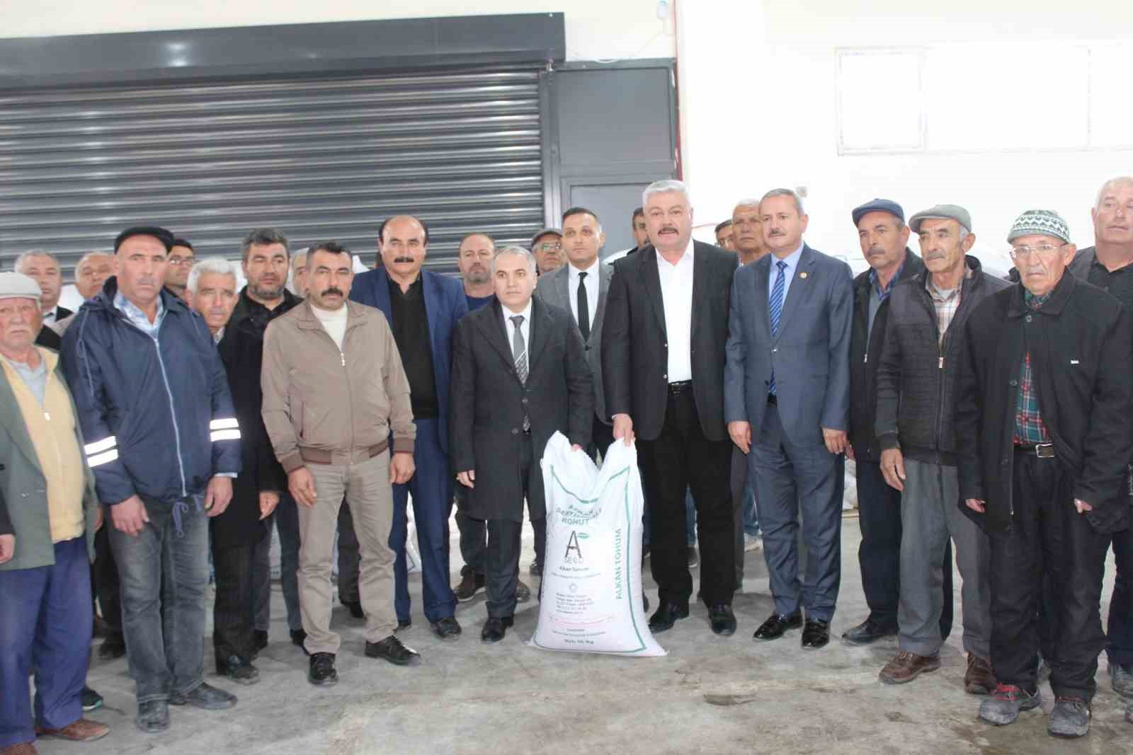AFYONKARAHİSAR’IN DİNAR İLÇESİNDE ÇİFTÇİLERE YÜZDE 75 HİBELİ NOHUT TOHUMU DAĞITILDI.