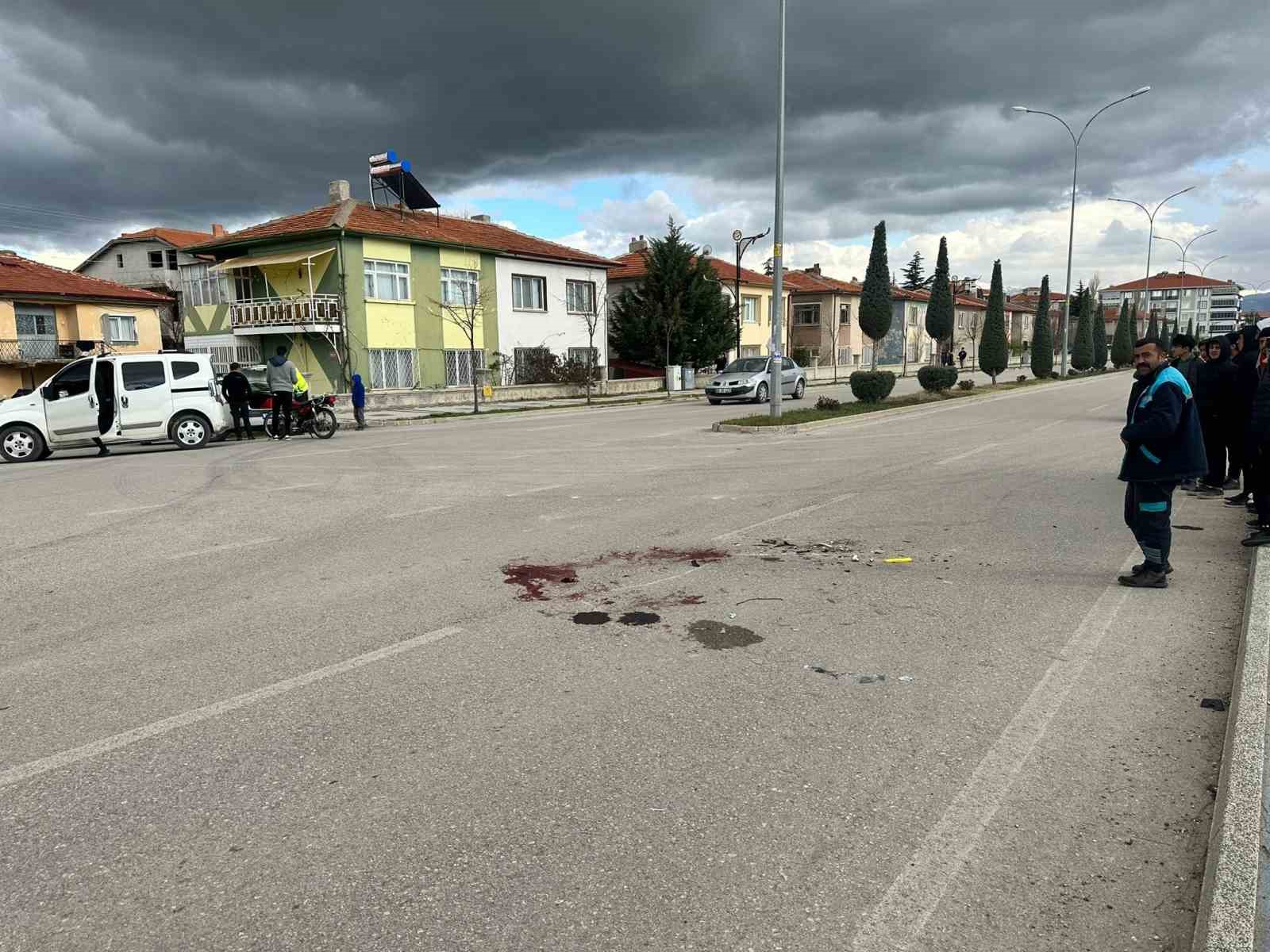AFYONKARAHİSAR’DA EHLİYETSİZ SÜRÜCÜLERİN KULLANDIĞI KAMYON VE MOTOSİKLETİN ÇARPIŞMASI SONUCU 2