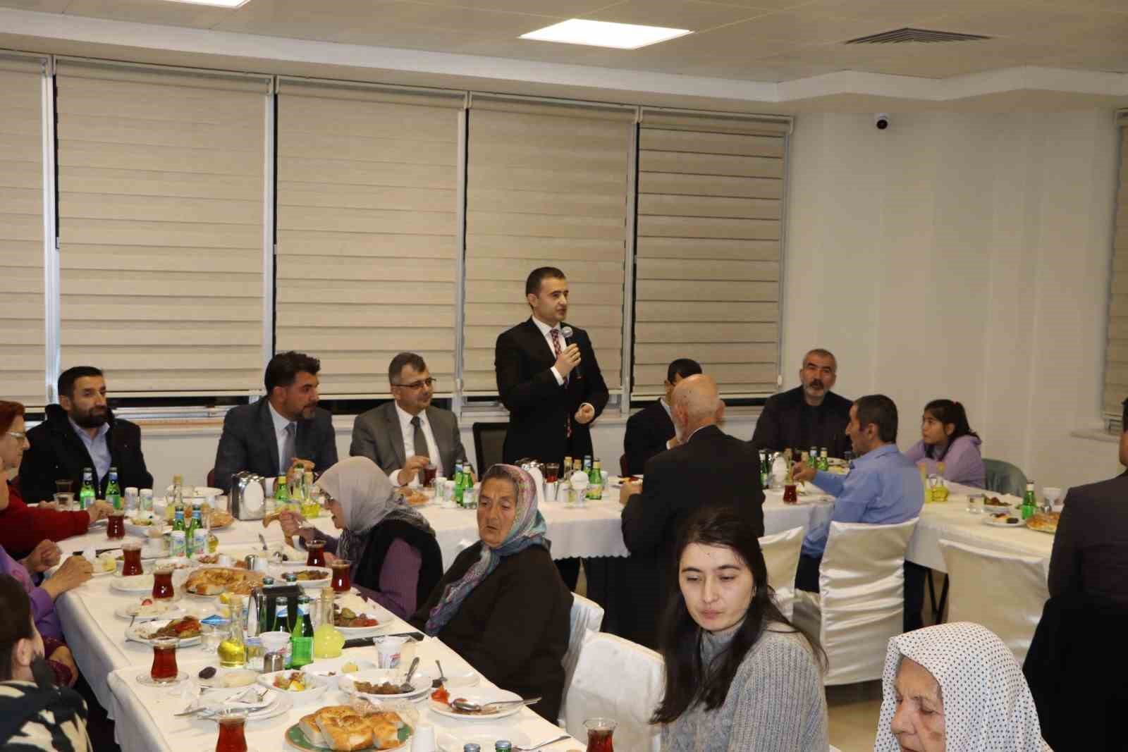 AFYONKARAHİSAR EMİRDAĞ KAYMAKAMI OSMAN BİLİCİ, YAŞLI VATANDAŞLARIN TOPLUMDAKİ YERİNİN HER
