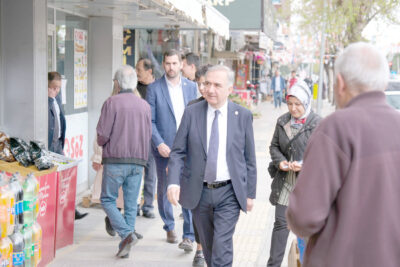 Kurtuluş Caddesi’nde temaslarda bulunan İYİ Parti Afyonkarahisar Milletvekili adayı Mustafa