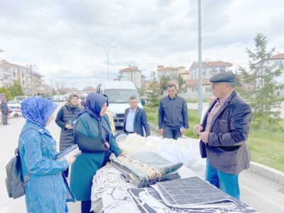 AK Parti Afyonkarahisar Milletvekili adayı Ferda Ertürk sahaların tozunu attırıyor.