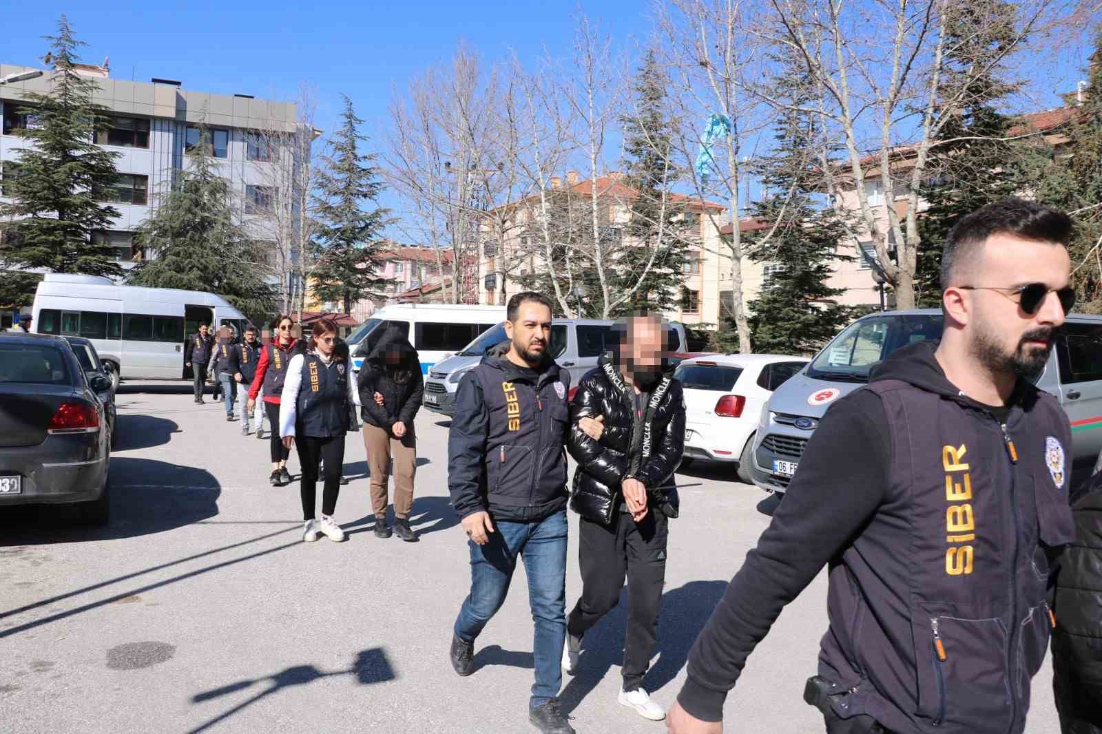 DEPREMZEDELERE GIDA BAĞIŞINDA BULUNMAK İSTEYEN VATANDAŞLARI SOSYAL MEDYADAN YAYINLADIKLARI DÜŞÜK