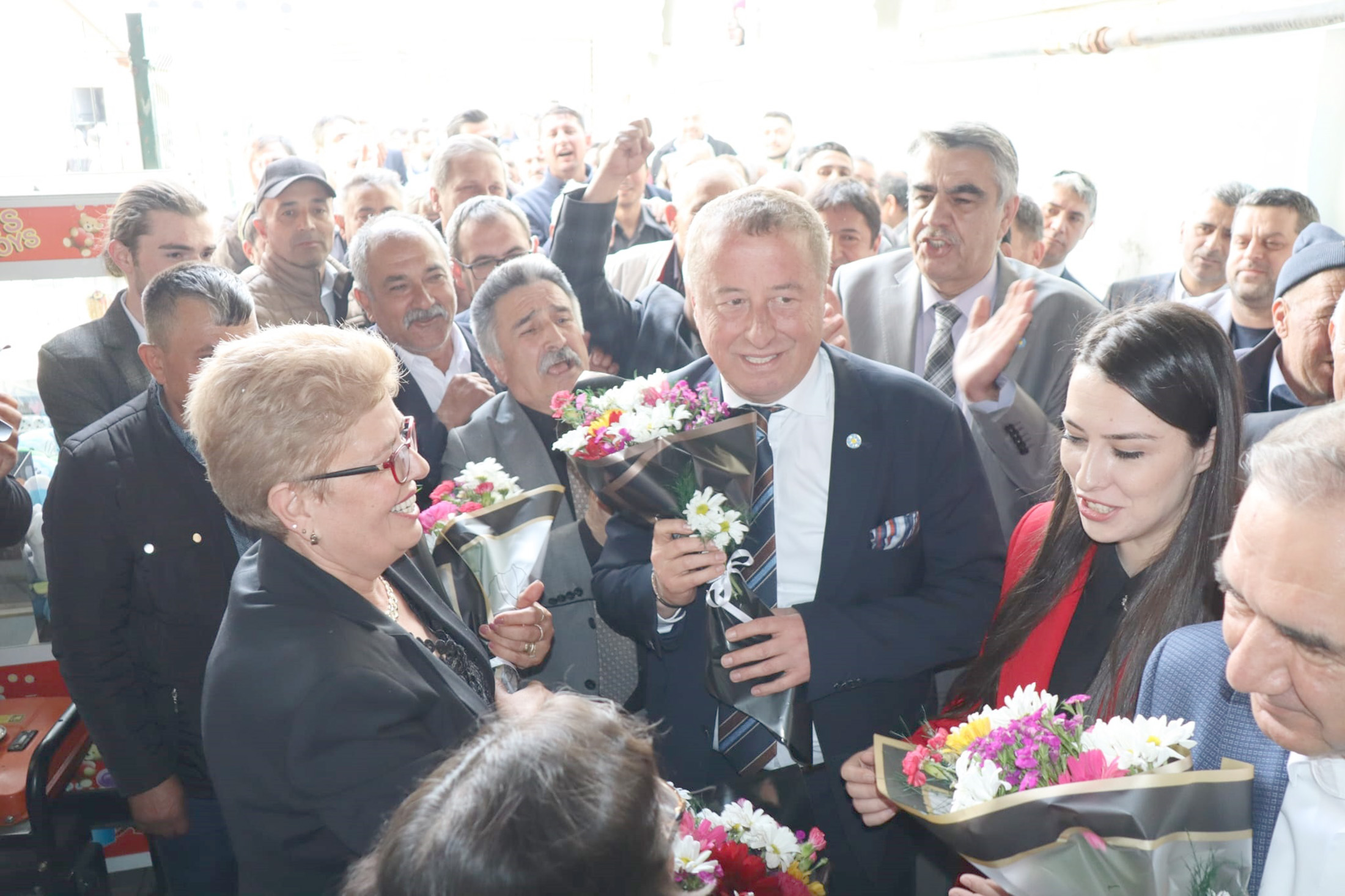Çay ilçesinde temaslarda bulunan İYİ Parti Afyonkarahisar Milletvekili adayı Hakan