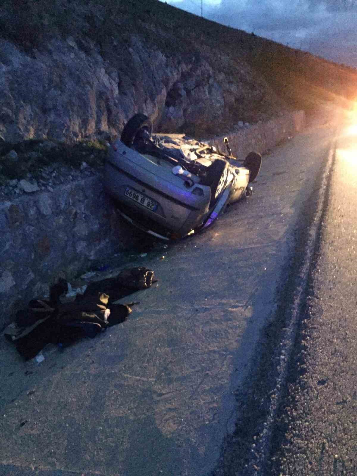 AFYONKARAHİSAR’DA KONTROLDEN ÇIKAN BİR OTOMOBİL ÖNCE ÖNÜNDE SEYREDEN ARACA ÇARPTI