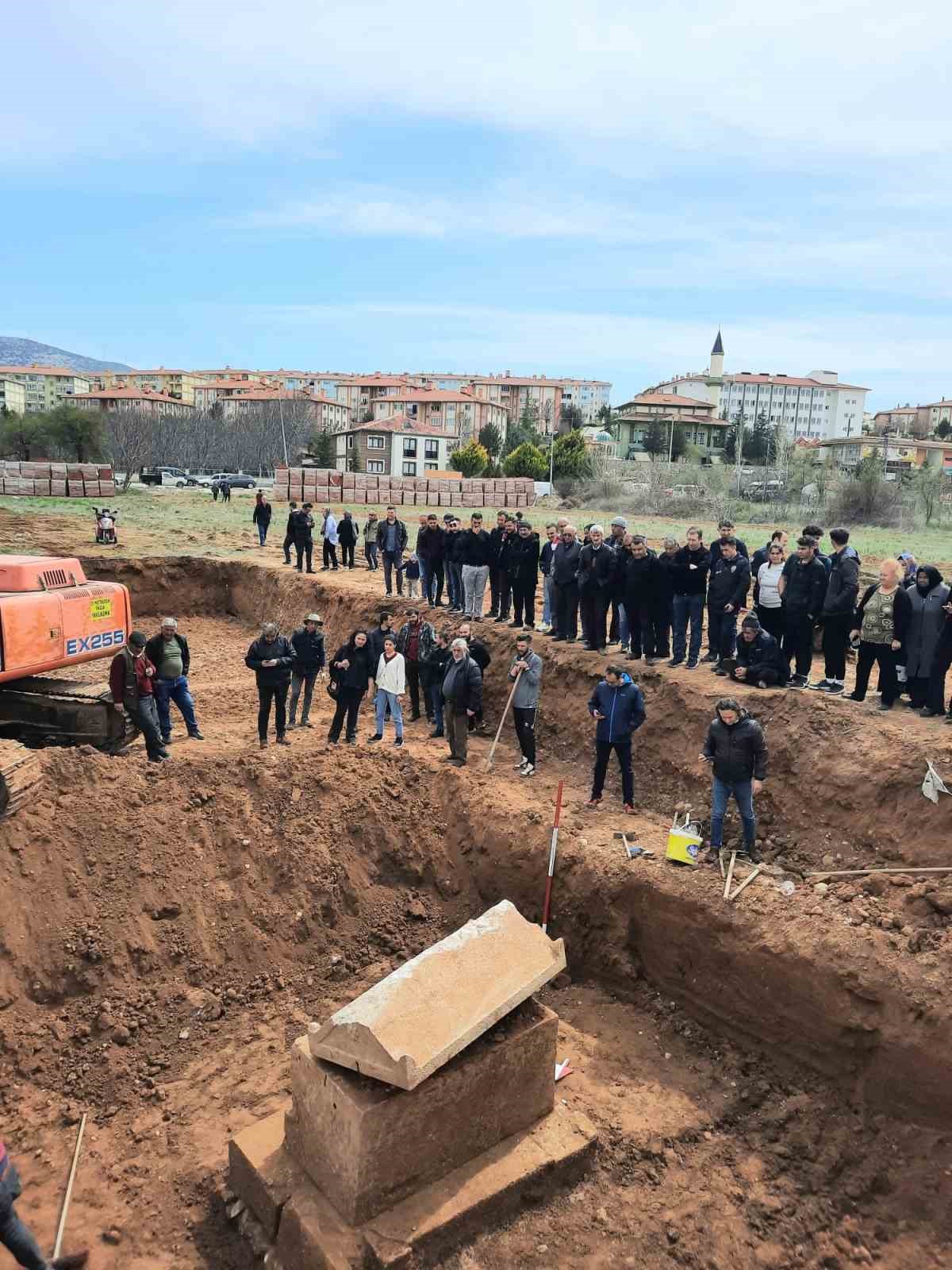 AFYONKARAHİSAR’IN DİNAR İLÇESİNDE DÜN YAPILAN İNŞAAT TEMELİ KAZISI ESNASINDA BULUNAN