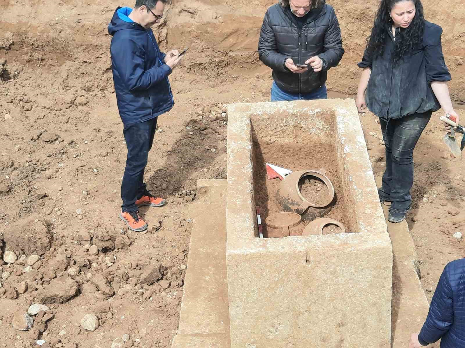 AFYONKARAHİSAR’IN DİNAR İLÇESİNDE GERÇEKLEŞTİRİLEN BİNA TEMELİ KAZISINDA BULUNAN ROMA DÖNEMİNE