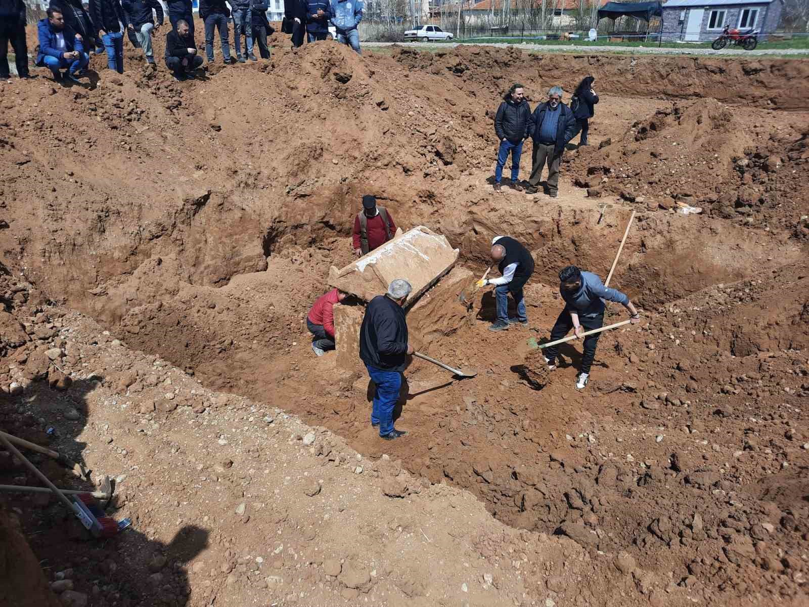 AFYONKARAHİSAR’IN DİNAR İLÇESİNDE GERÇEKLEŞTİRİLEN BİNA TEMELİ KAZISINDA ANTİK DÖNEME AİT