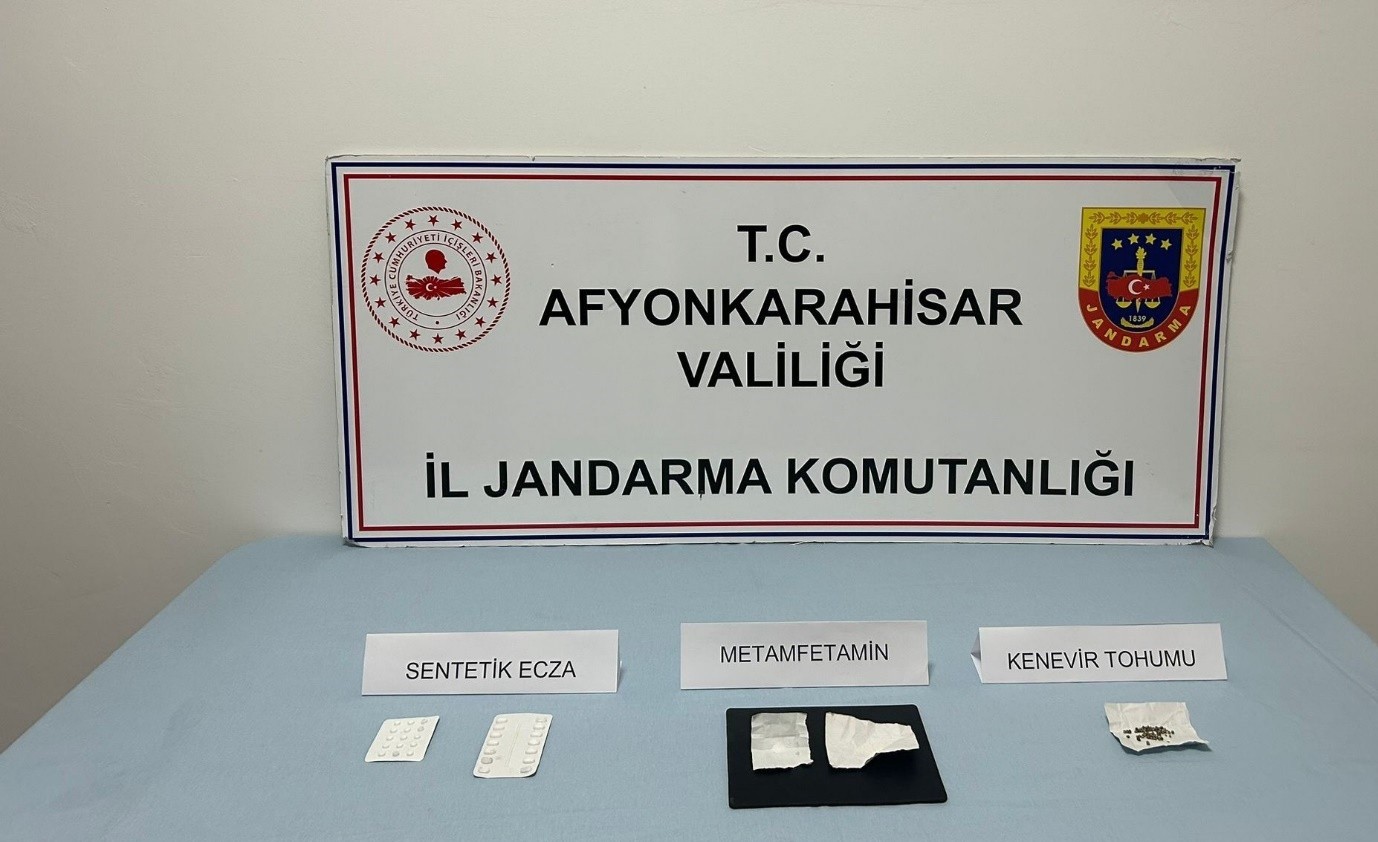 AFYONKARAHİSAR’DA DEVRİYE GEZEN JANDARMA EKİPLERİ DURUMUNDAN ŞÜPHELENDİKLERİ PARK HALİNDEKİ ARACIN