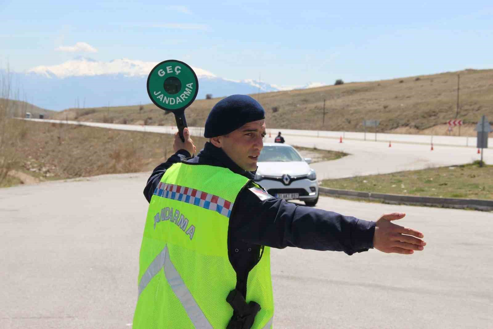AFYONKARAHİSAR’DA JANDARMA TARAFINDAN SÜRÜCÜLERE YÖNELİK DRON DESTEKLİ DENETİM YAPILDI. DENETİMDE