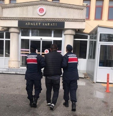 JANDARMAYI GÖRÜNCE KAÇMAYA ÇALIŞAN SUÇ MAKİNESİ YAKALANDI