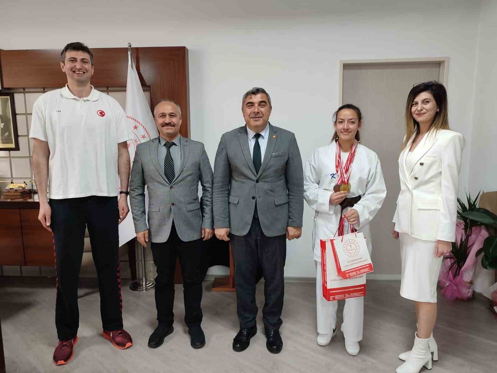OKUL SPORLARI KARATE KUMİTE 66 KİLOGRAM A GENÇ KIZ KATEGORİSİNDE