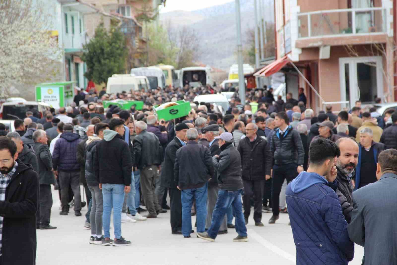 AFYONKARAHİSAR’DA EHLİYETSİZ OLARAK KULLANDIĞI OTOMOBİLİN DİREĞE ÇARPMASI SONUCU YAŞAMINI YİTİREN