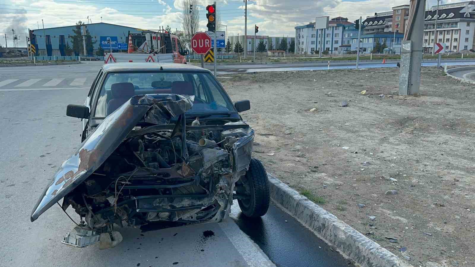 AFYONKARAHİSAR’DA TIRIN ÇARPTIĞI VE HURDAYA ÇEVİRDİĞİ OTOMOBİLDE ŞANS ESERİ ÖLEN