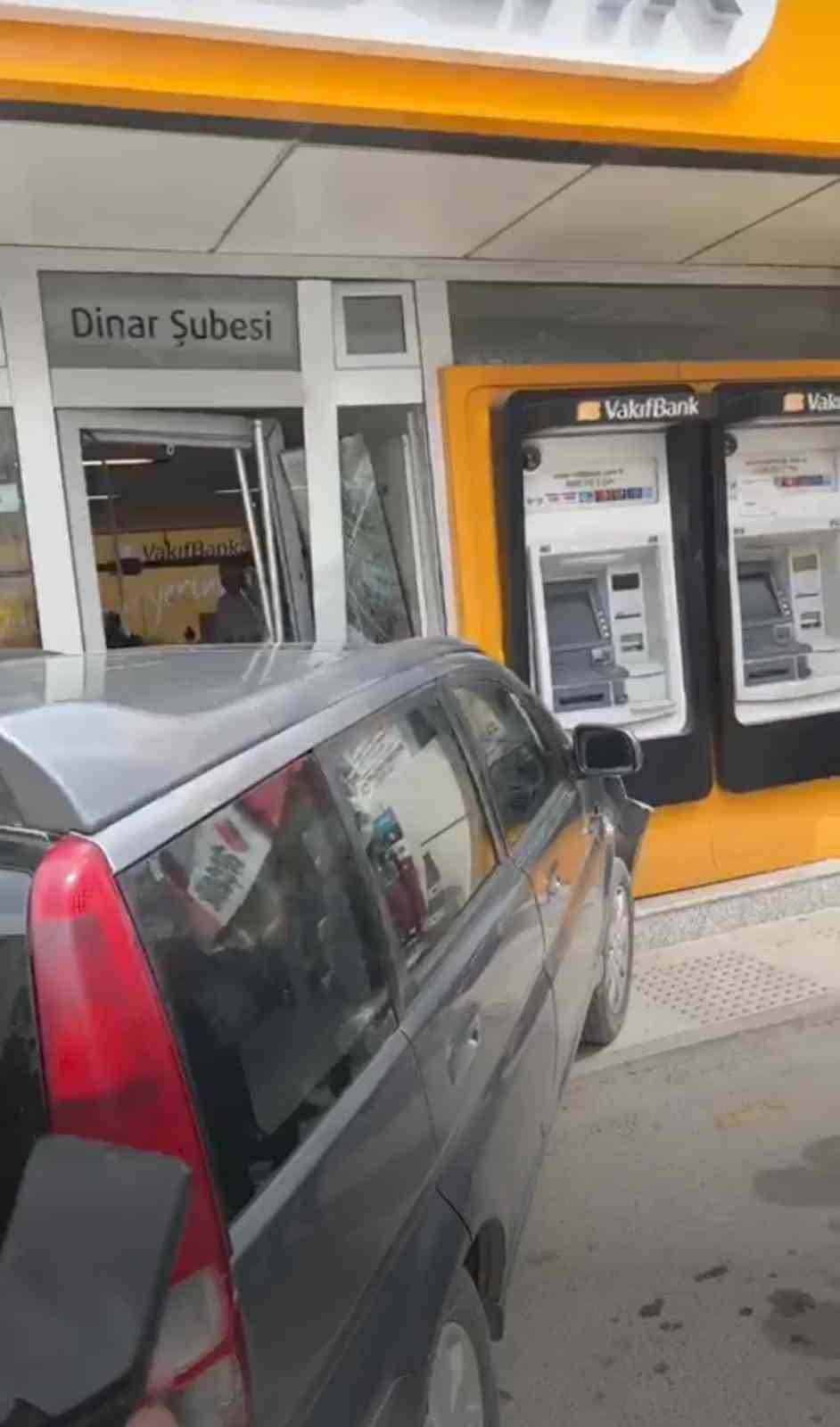 AFYONKARAHİSAR’DA KONTROLDEN ÇIKAN BİR OTOMOBİL BANKA ŞUBESİNDEN İÇERİ GİRDİ.